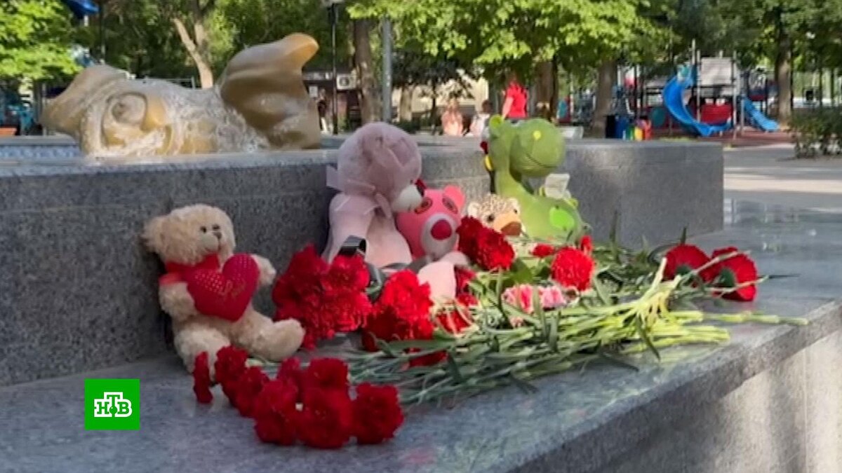    После удара ВСУ по Севастополю люди несут цветы и свечи к стихийным мемориалам