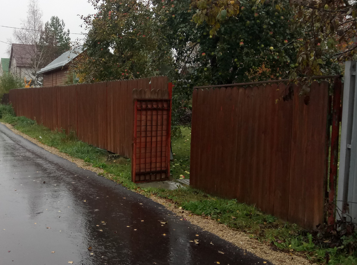 Забор на ленте и въездную группу делали сами. Такой вид сохранялся четверть века