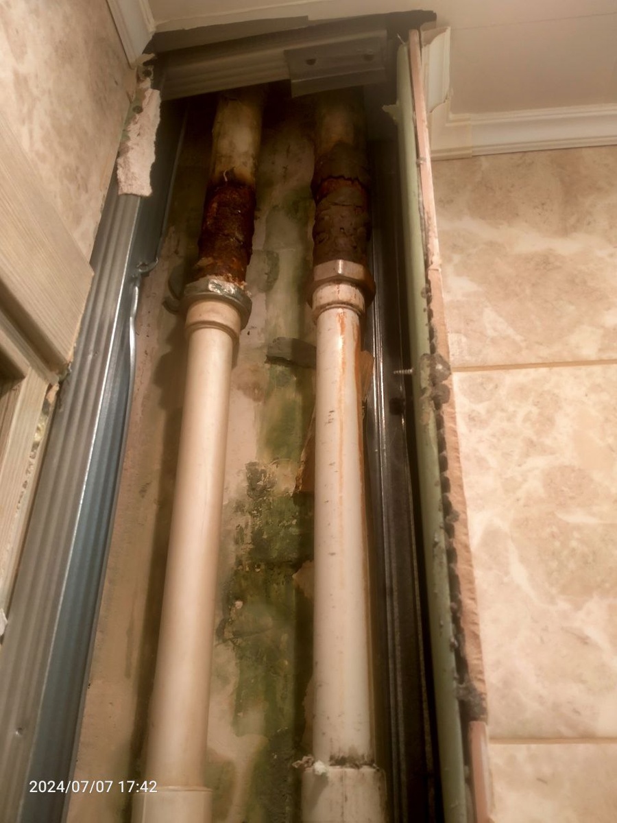 Вот так мне пришлось прорубить плитку, потому что на стыке текло, а под плиткой ничего не было видно. Квартира была уже куплена с этой плиткой, сама я трубы не закрывала. Фотография автора