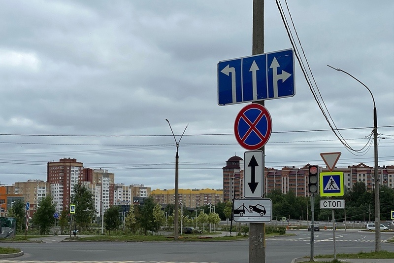    На участке добавили отдельную полосу для поворота налево с улицы Городецкой на Октябрьский проспект.