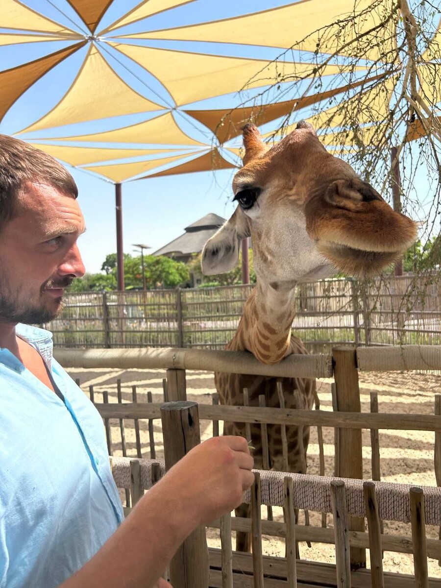 Отправьтесь в сафари парк и у Вас будет возможность покормить жирафа!