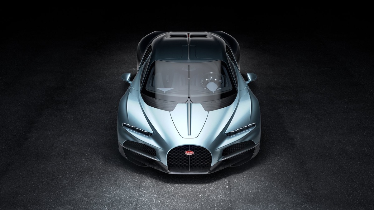 Так, дебютировавший в 2005 году гиперкар Veyron был назван в честь легендарного автогонщика Пьера Вейрона. В 1939 году Вейрон за рулем Bugatti одержал победу в гонке «24 часа Ле-Мана».-2