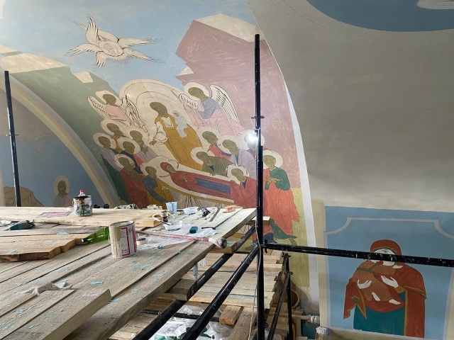    Палехские мастера не остановили работу в Луганском храме даже в Троицу