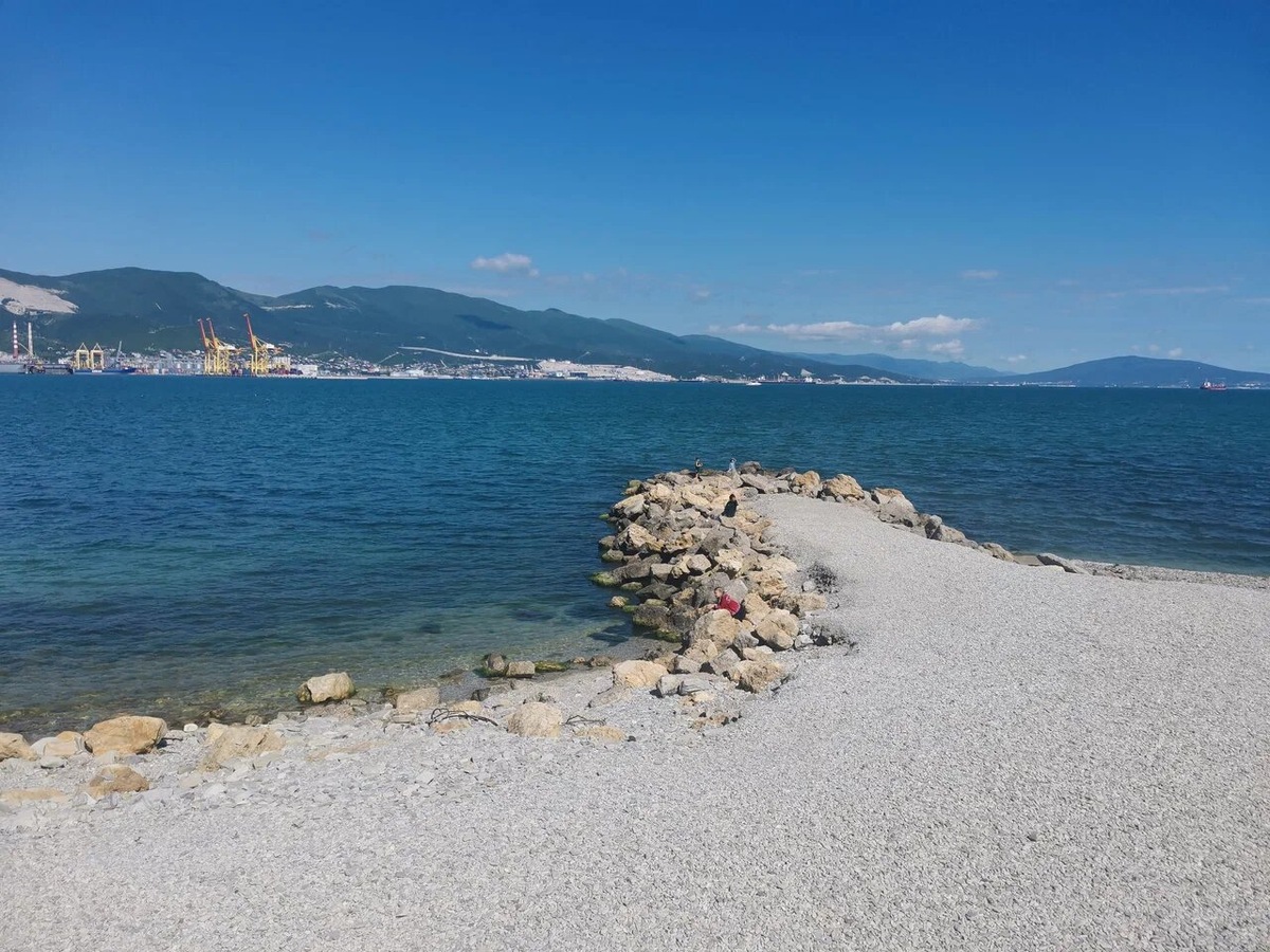 Местных жителей и туристов смущает близость порта, поэтому для купания предпочитают более отдаленные пляжи. Фото: Irina Leonova / Яндекс Карты