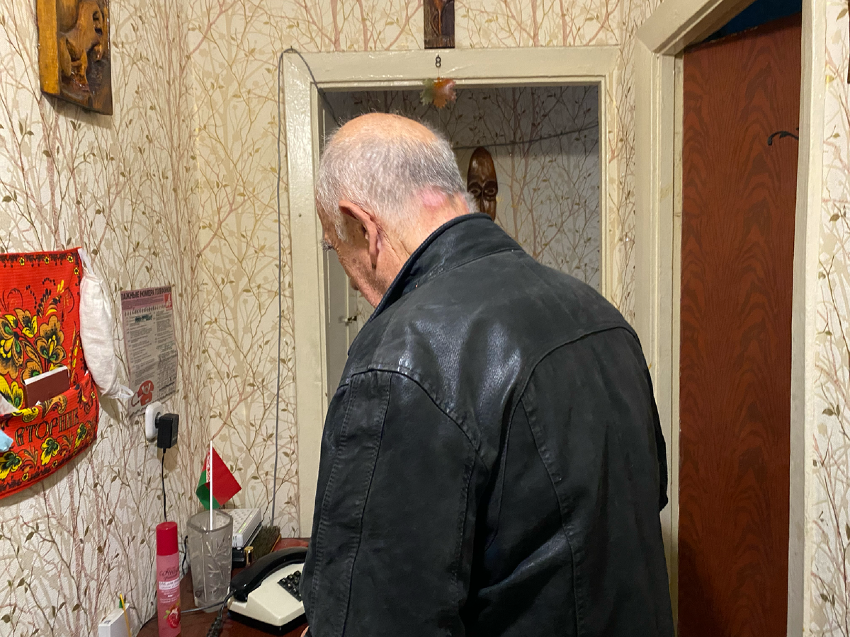 Поговорить с соседом дед не успел.