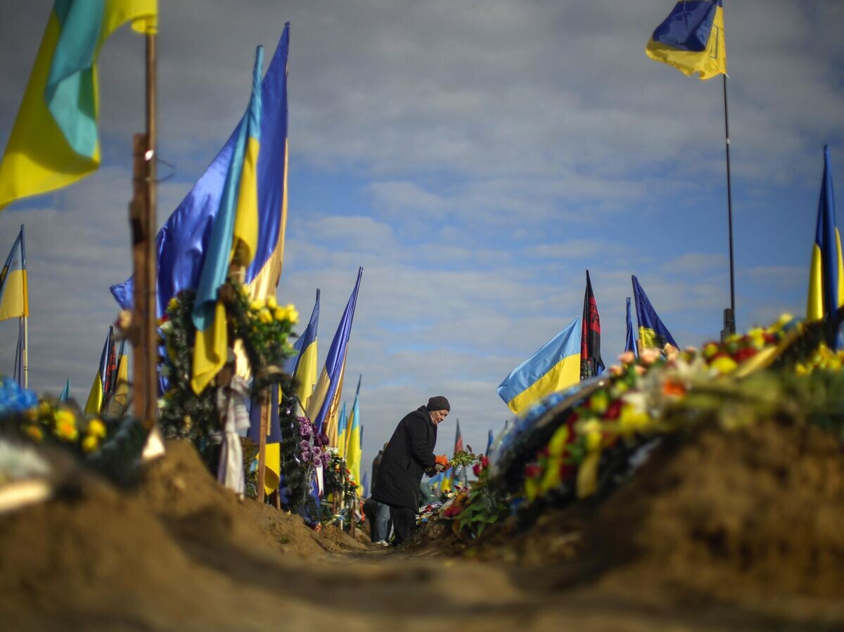    Могилы погибших украинских военных в Харькове© AP Photo / Francisco Seco