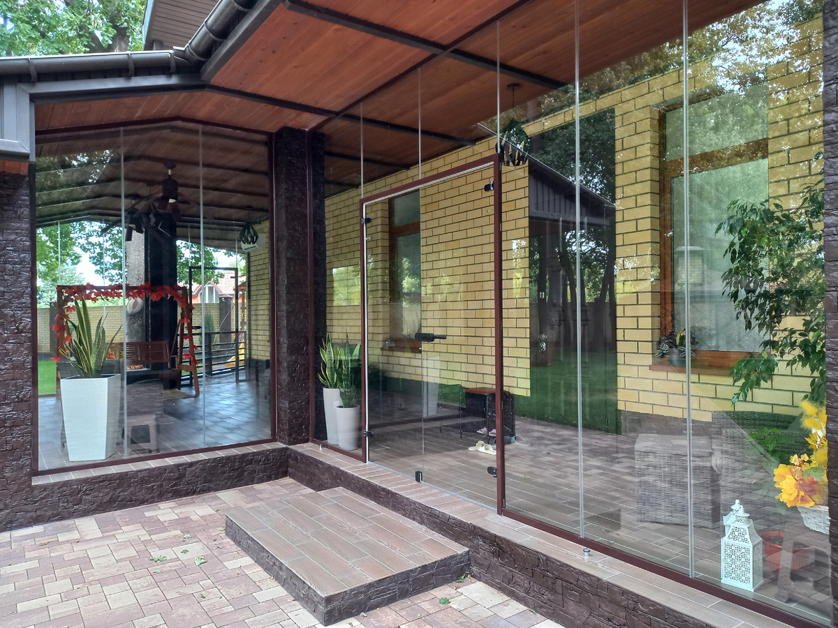 Реализованный нами проект по безрамному остеклению веранды коттеджа в г. Волгоград.