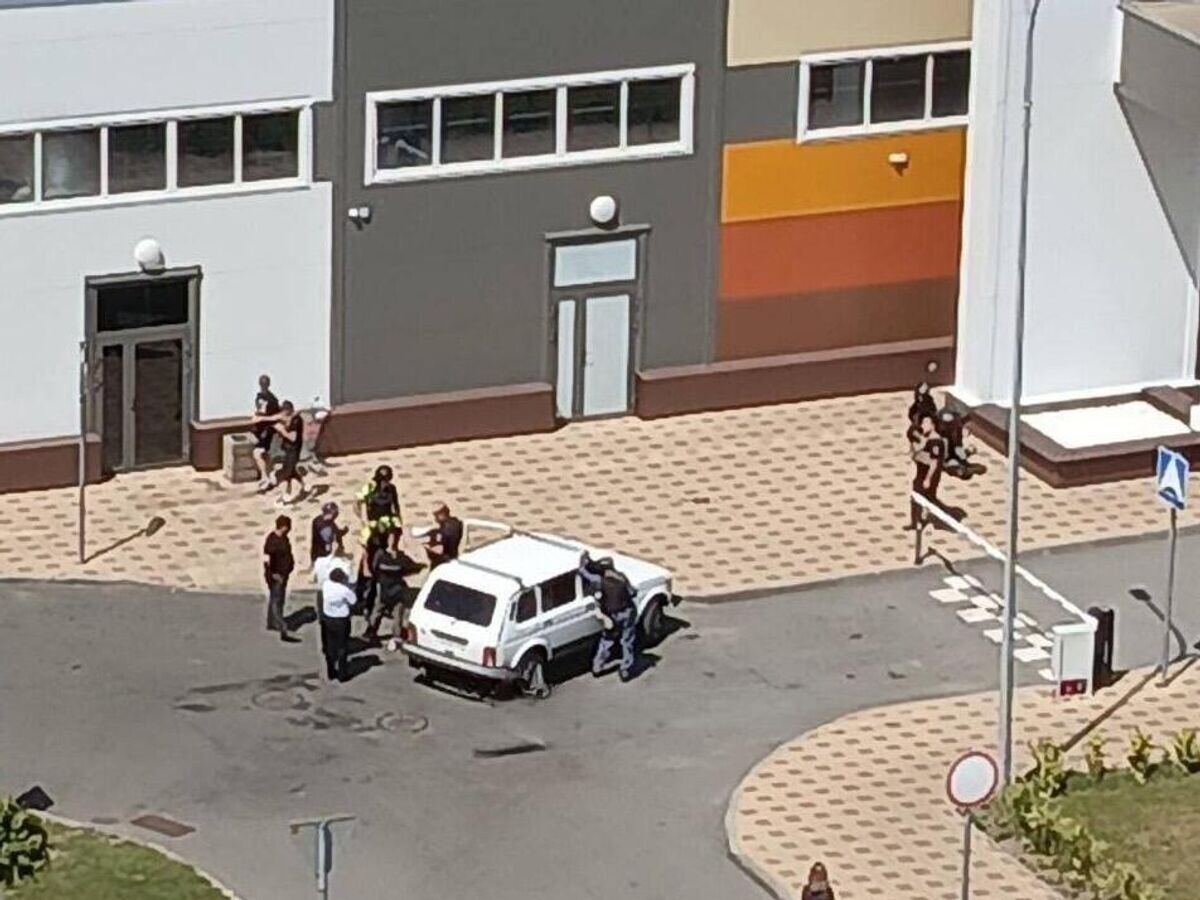    Сотрудники правоохранительных органов на парковке у ТЦ в Ростове-на-Дону, где вооруженный мужчина открыл огонь© Фото : соцсети