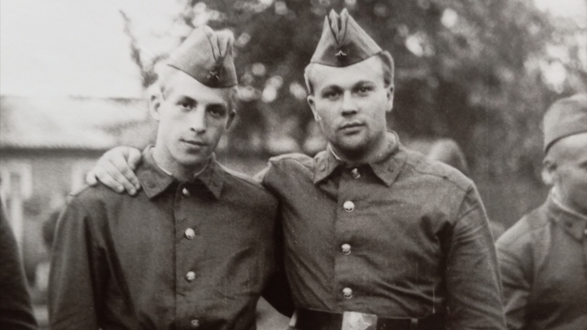 1990 июль. Карантин. Два "запаха", я справа. Волосы видно. 