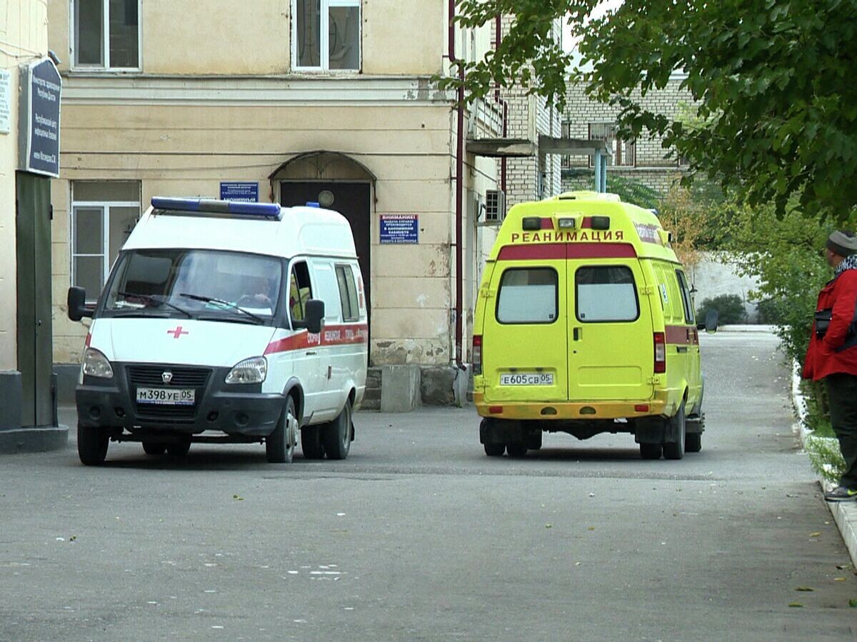    Автомобили скорой помощи у Республиканского центра инфекционных болезней в Махачкале© РИА Новости / NewsTeam/Башир Алиев