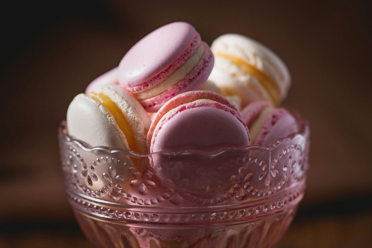 Крошечные пирожные макарон славятся своими разнообразными начинками: кроме традиционных, таких как кофе, лимон и шоколад, существуют и необычные вкусы. Например, шампанское или лосось.