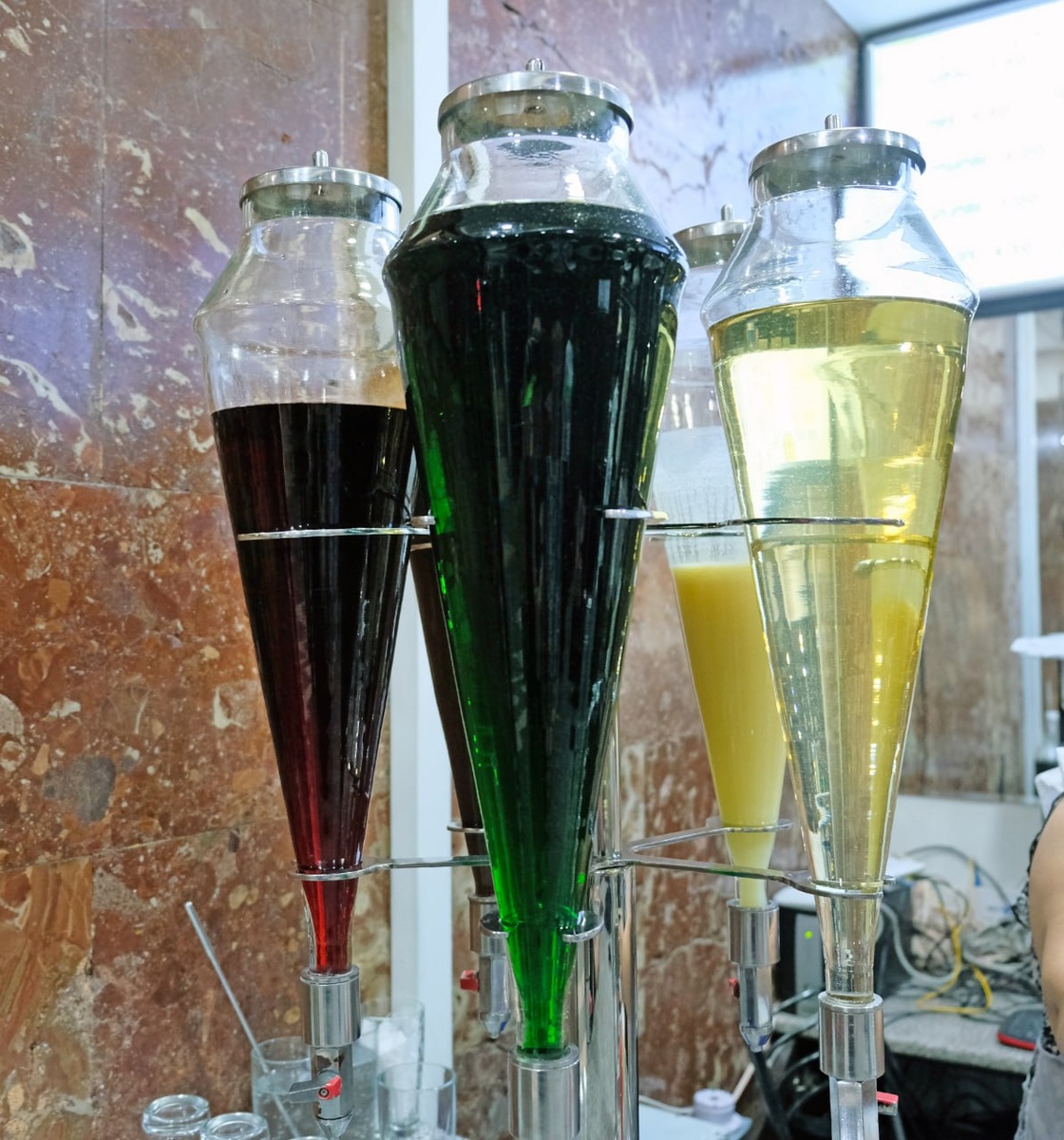 Так выглядят стеклянные конусы с сиропами для лимонадов Лагидзе