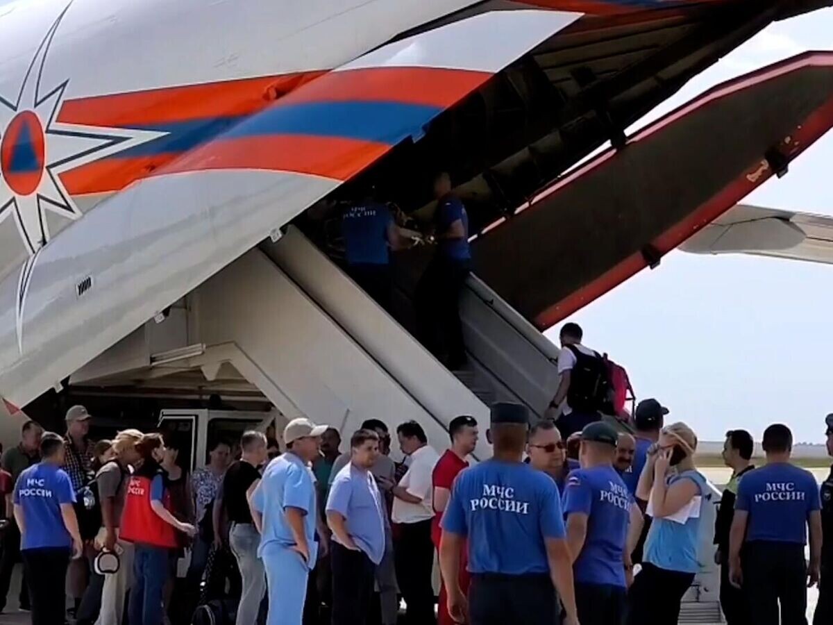    Спецборт Ил-76 МЧС России с пострадавшими после обстрела Севастополя© МЧС РФ