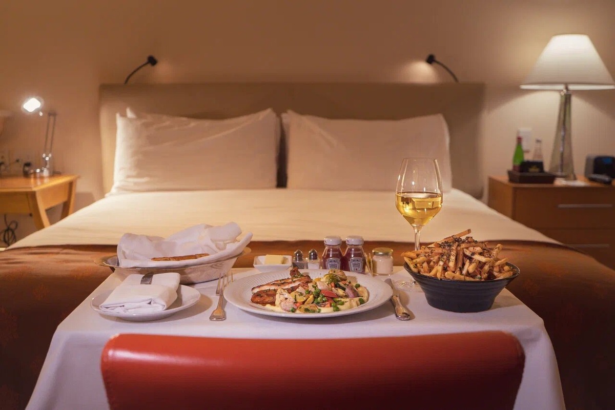 Стоимость room service без учёта стоимости блюд составляет в среднем 100‒300 рублей за заказ. Фото: Unsplash / Cory Bjork 