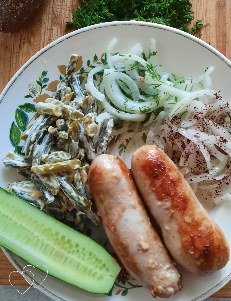 Сегодня я поджарила шашлычные кодбаски, а на гарнир - чесночные стрелки в остром майонезном соусе и подмариноаанный лук