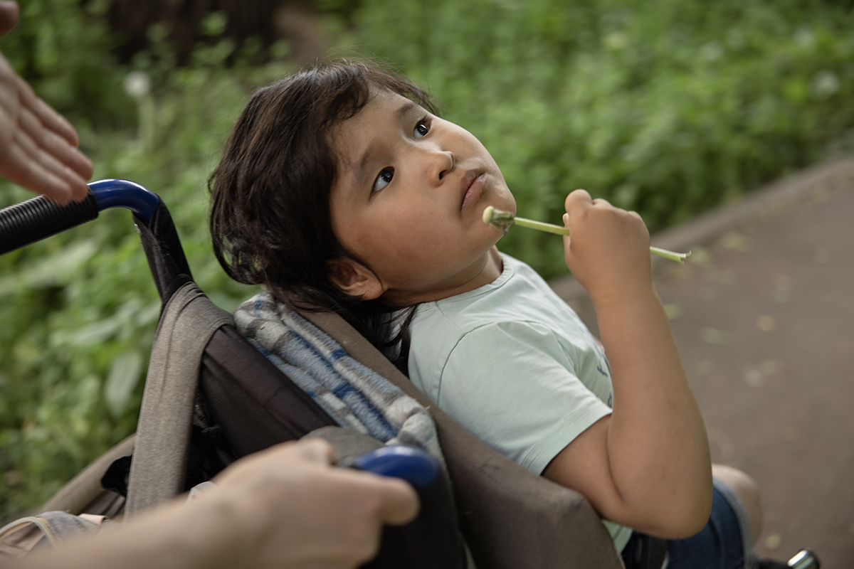 Зуля, подопечная фонда «Спина бифида», на прогулке Фото: Евгения Жуланова для ТД