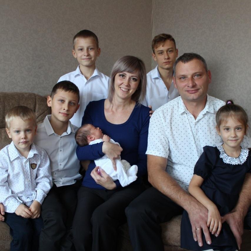 Семья Солодуновых: Демид, Глеб, Мирон, Евгения с Мирославой, Егор, Александр и Ульяна (слева направо). / ФОТО из личного архива Е.В. Солодуновой