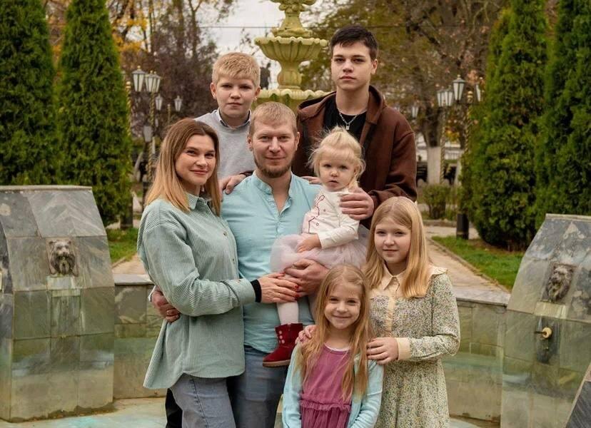 Семья Аноприенко: Анастасия, Богдан, Денис с Яной, Тимур, Варвара и Зарина (слева направо). / ФОТО из личного архива А.А. Аноприенко