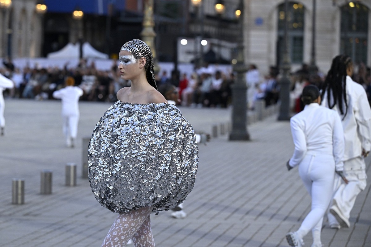    Модель на показе Vogue World