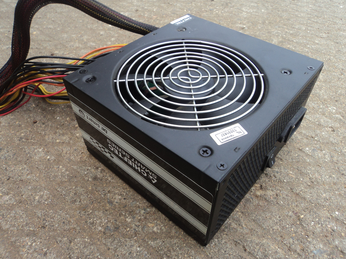 Внешний вид блока питания. Фото автора.