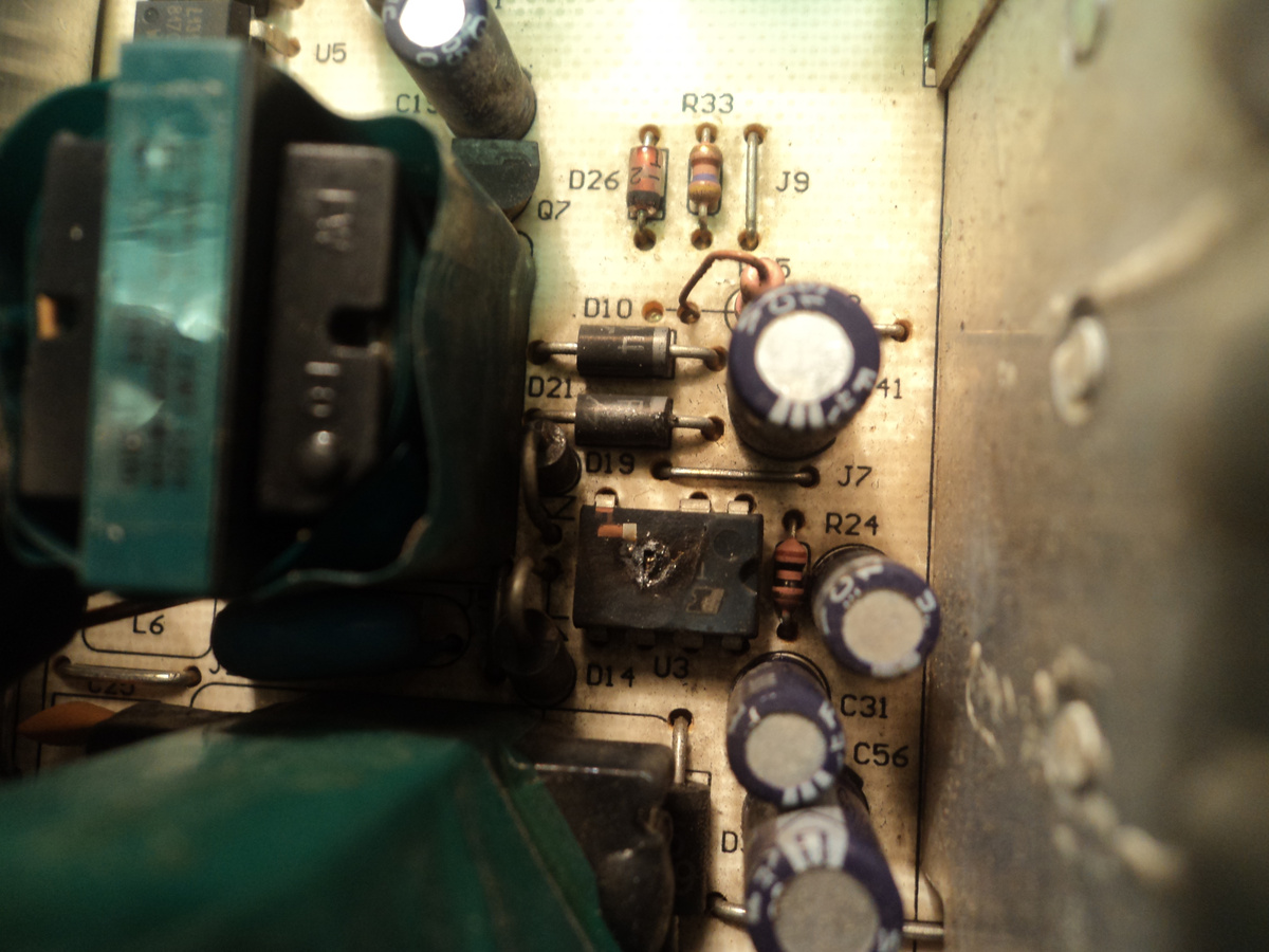 Неисправная микросхема дежурного источника питания. Фото автора.