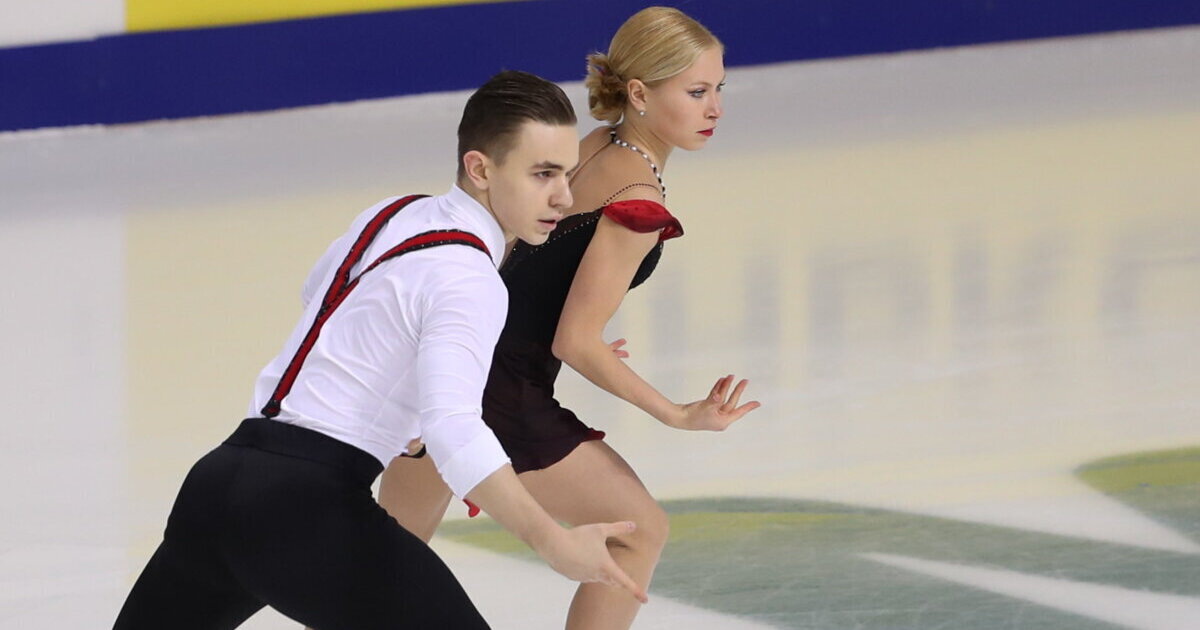 Мухортова выступает в паре с Дмитрием Евгеньевым, в прошедшем сезоне они заняли 6-е место на чемпионате России.