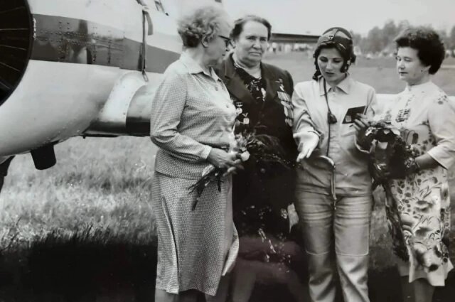    Легендарные лётчицы Анна Егорова, Тамара Константинова и Мария Смирнова встречают Валентину Дрокину (на фото третья слева) после полёта. 1984 год. Фото: Из личного архива/ Из архива Валентины Дрокиной