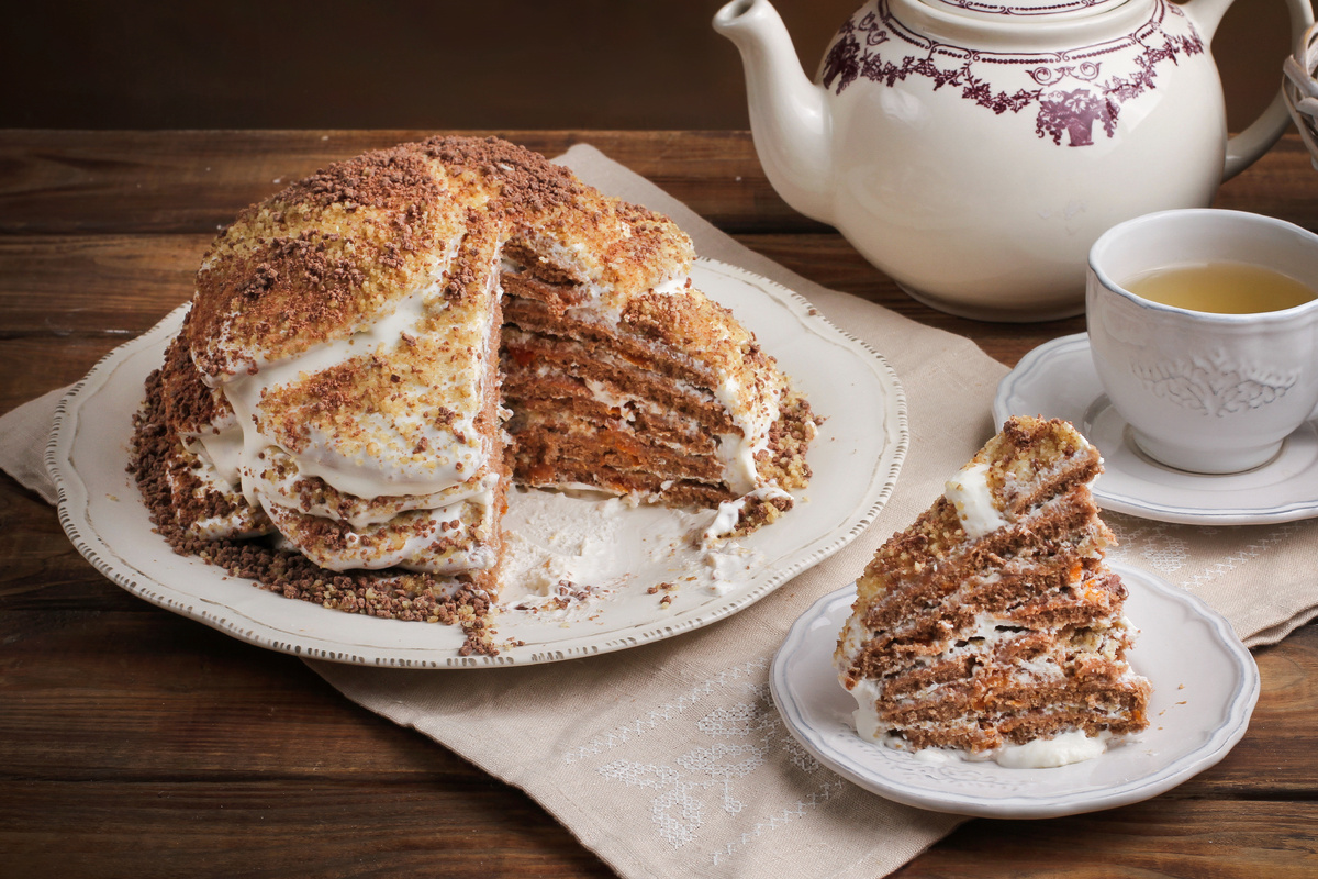  Торт «Черепаха» с шоколадной крошкой, сметанным кремом и грецкими орехами