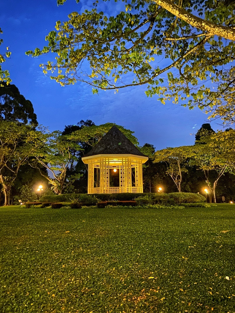 Беседка в ботаническом саду Сингапура.