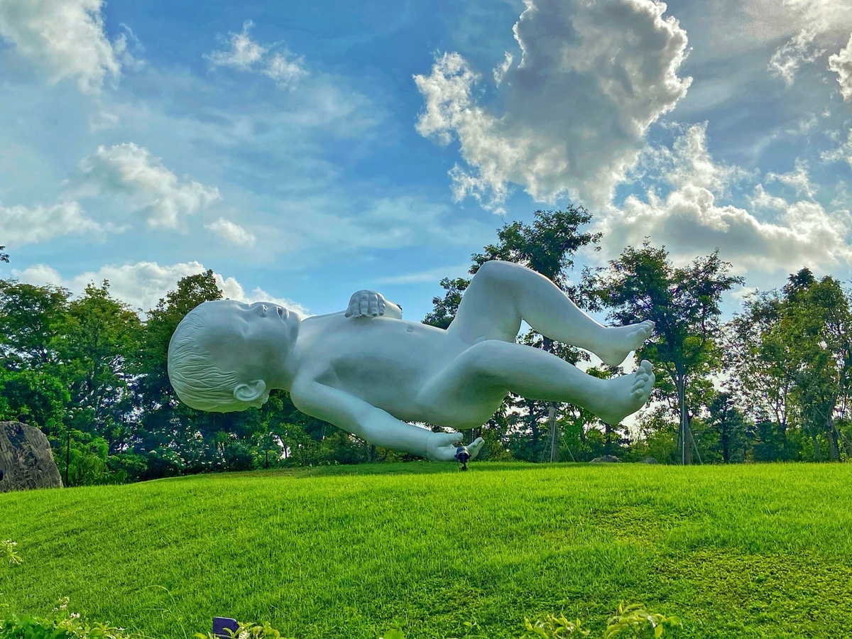 Скульптура «младенец».