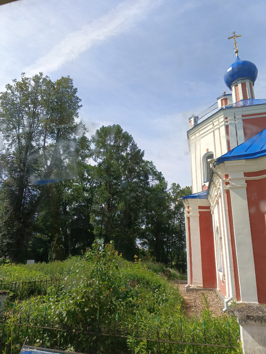 Фото автора через окно автобуса.