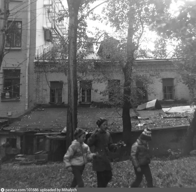 Покровка, дворы, 1982 – 1988 г. Автор Г. А. Михеев. Источник: https://pastvu.com/p/101686.