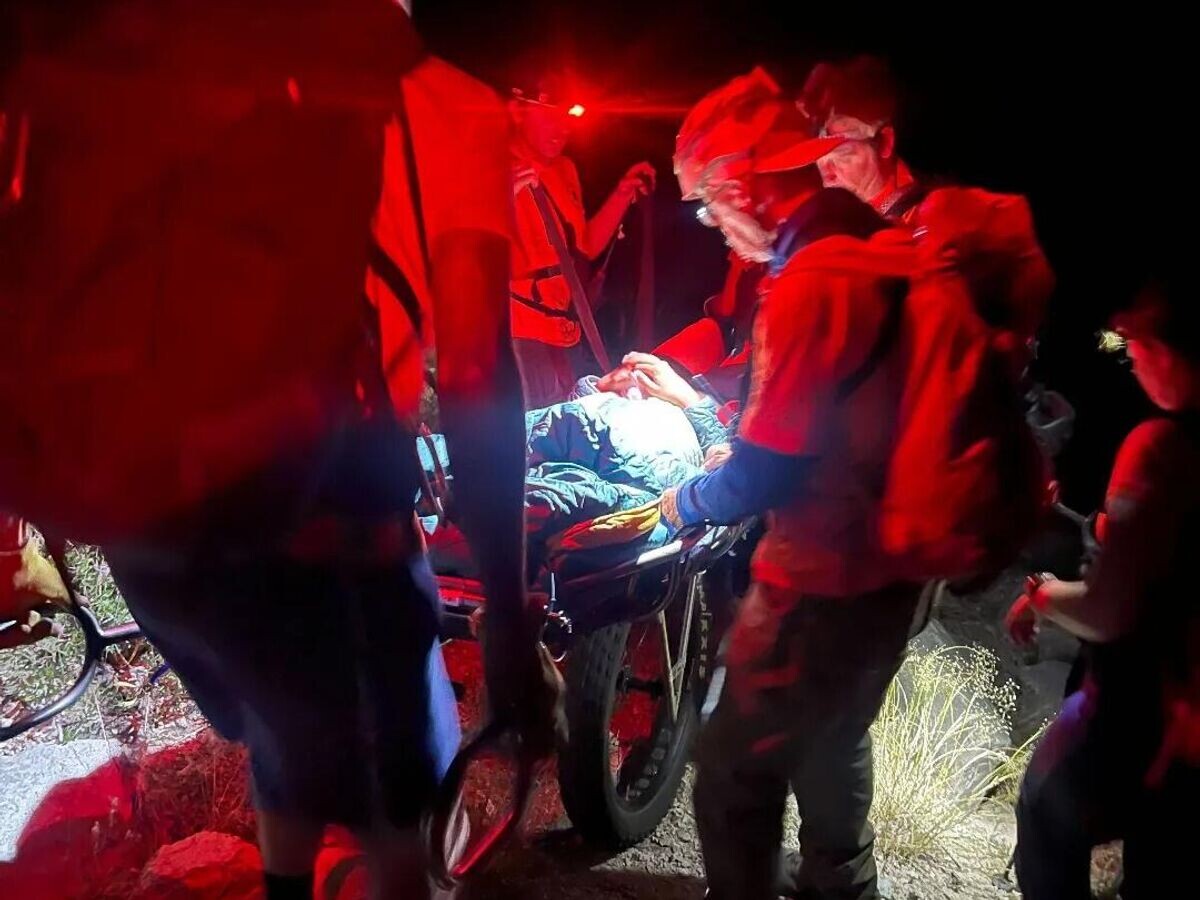    Спасатели оказывают помощь парализованной женщине в горах Сьерра-Невада, США© Фото : Inyo County Search & Rescue