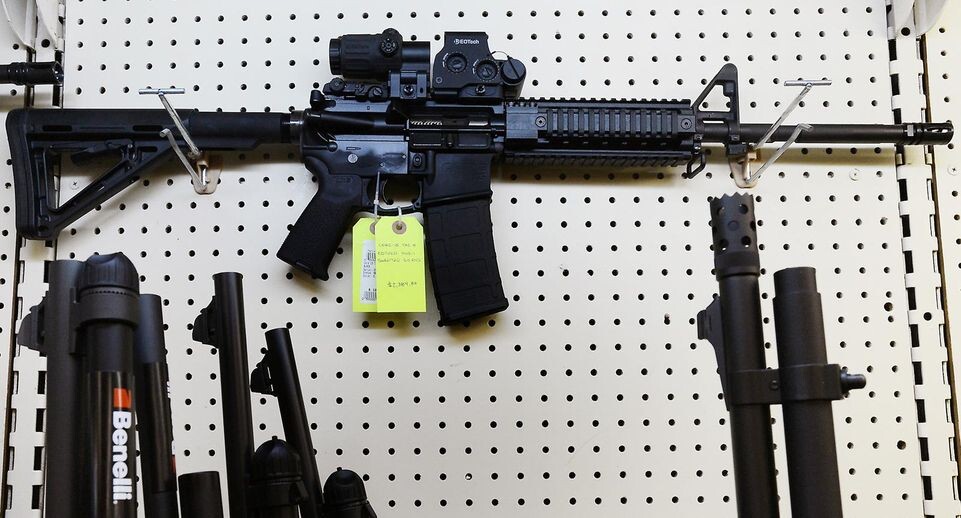    Штурмовая винтовка AR-15 с оптическим прицелом и магазином на 30 патронов. Chuck Liddy / Global Look Press