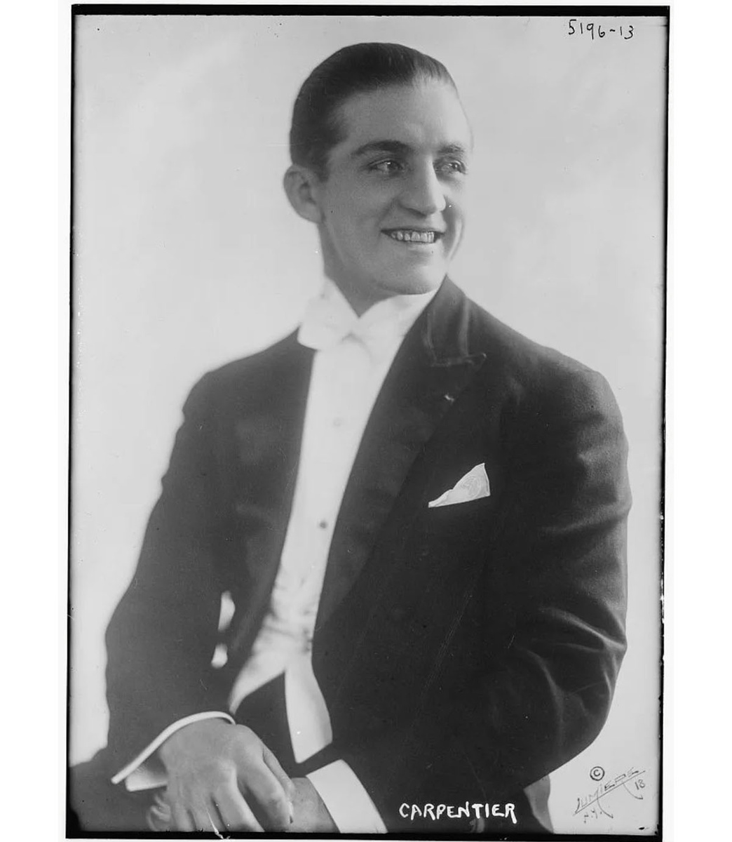 Вот этот парень с открытой улыбкой, который выращивал редкие сорта орхидей и обладал "убийственной правой"