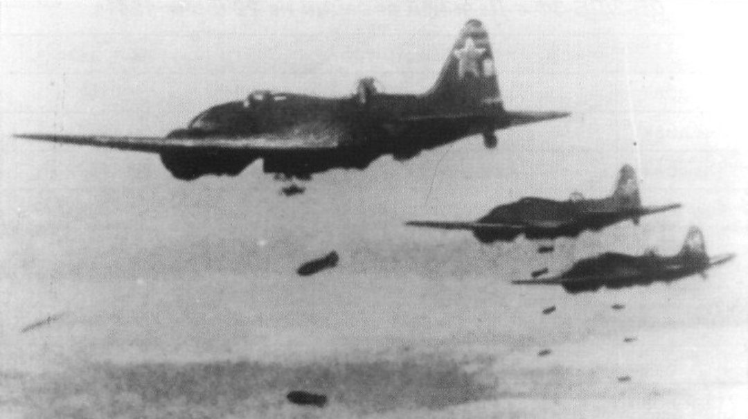 Бомбардировщики ИЛ-4 сбрасывают бомбы