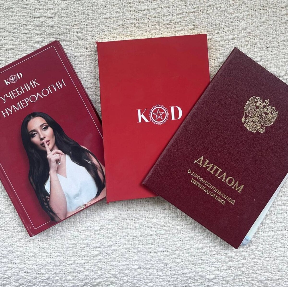 
📚Сегодня наша тема – последствия работы без лицензии в сфере образования. Казалось бы, мы живем в век цифровых технологий, и все в нашем мире давно перешло в онлайн. Но даже в таком случае, лицензия на образовательную деятельность остается критически важной. 

💼 Почему это так? Если ваша онлайн-школа занимается образовательной деятельностью без соответствующей лицензии, это может привести к гражданской или административной ответственности. Да, государство очень серьезно относится к этому вопросу.

🔍 А как они об этом узнают, спросите вы? Ваша онлайн-школа может оказаться под обследованием Рособрнадзора по нескольким причинам. Это может быть жалоба от учеников, конкурентов или просто неравнодушных граждан. Кроме того, государственные контролирующие органы проводят регулярный анализ сайтов и рекламы онлайн-школ.

💰 Какие могут быть последствия? Если вы ИП, штраф может достигнуть 40 000 рублей, а для ООО – до 500 000 рублей. 

⚖️ Получение образовательной лицензии - это не просто право, это обязанность. Поэтому если вы владелец онлайн-школы, автор курса или марафона, очень важно об этом помнить. 

📞 Если у вас возникли вопросы по этой теме или вам нужна помощь в вопросах лицензирования вашей онлайн-школы, пожалуйста, свяжитесь с нами. Мы всегда готовы помочь! Вы можете позвонить или написать  по номеру 8-918-193-42-62