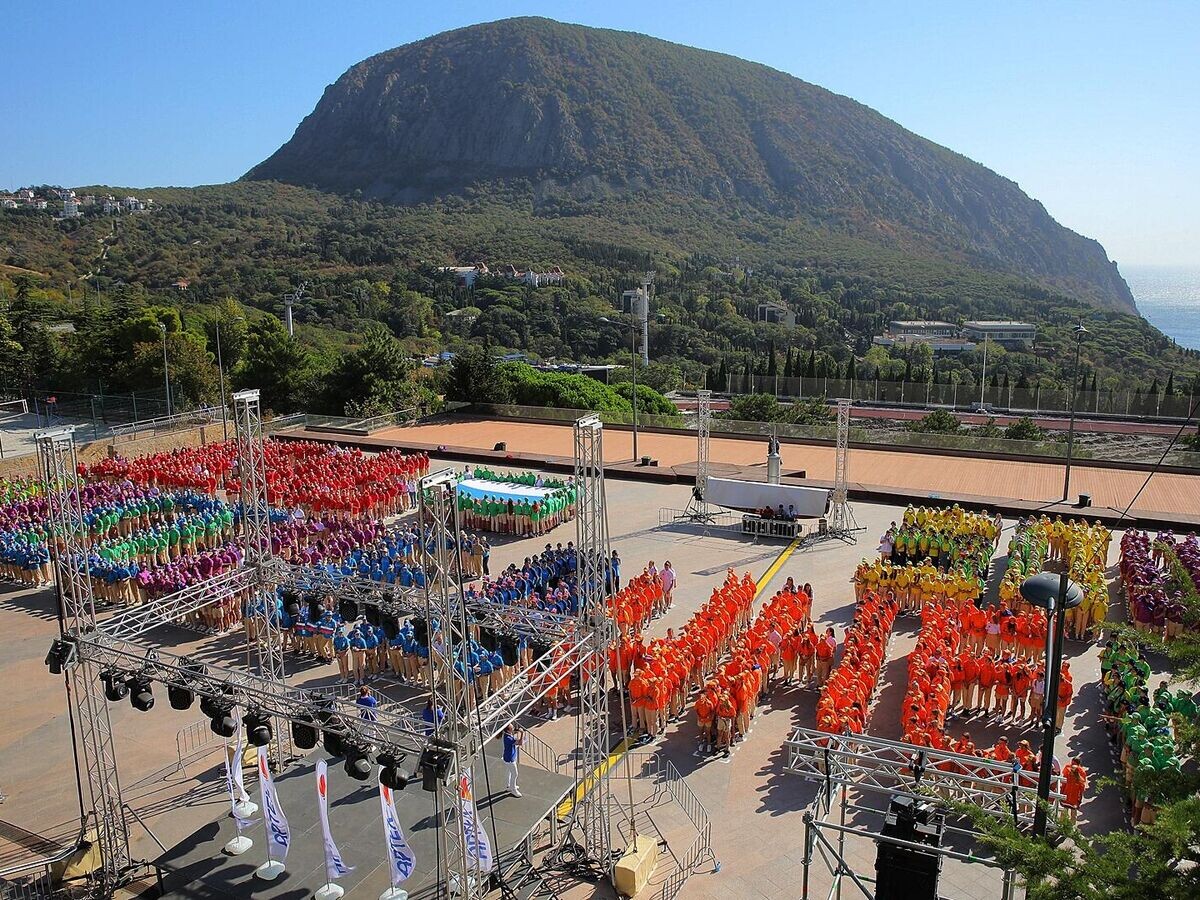    Участники акции, посвященной Дню воссоединения ДНР, ЛНР, Запорожской и Херсонской областей с РФ, на территории Международного детского центра "Артек" в Крыму© РИА Новости / Пресс-служба МДЦ "Артек"