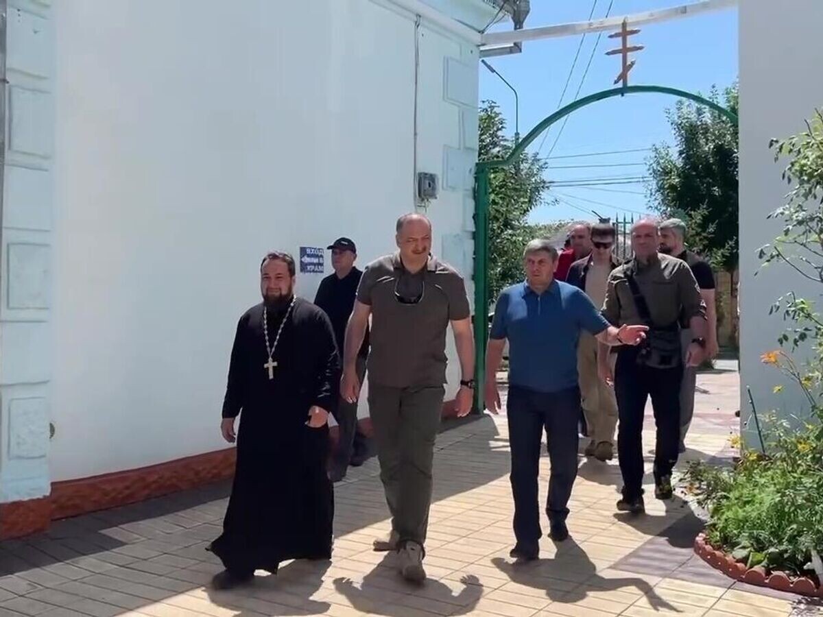    Глава Республики Дагестан Сергей Меликов осматривает церковь в Дербенте, на которую накануне напали террористы. Стоп-кадр видео© РИА Новости / Пресс-служба администрации главы и правительства Дагестана