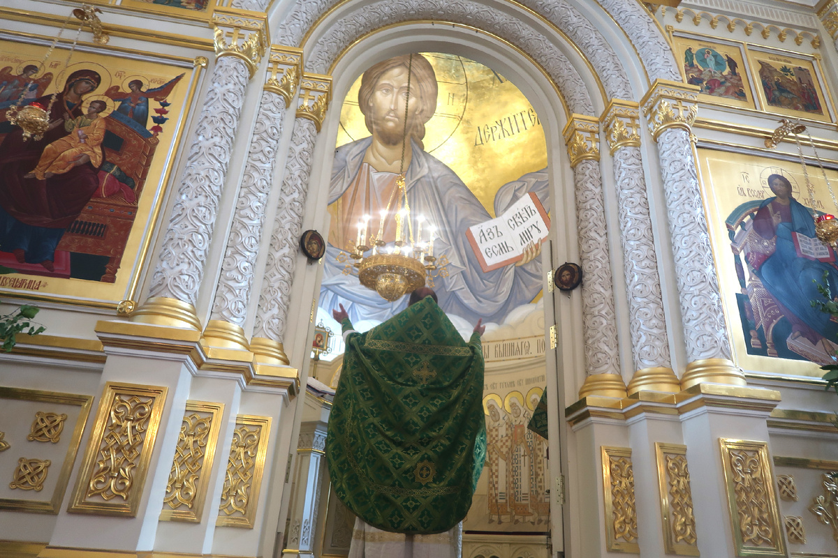 24 июня Православная Церковь отмечает ДЕНЬ СВЯТОГО ДУХА! Фоторепортаж из храма свт.ИОВА.
Служит священник Анатолий ПРАВДОЛЮБОВ. 
Всё, что понравилось моей камере.
