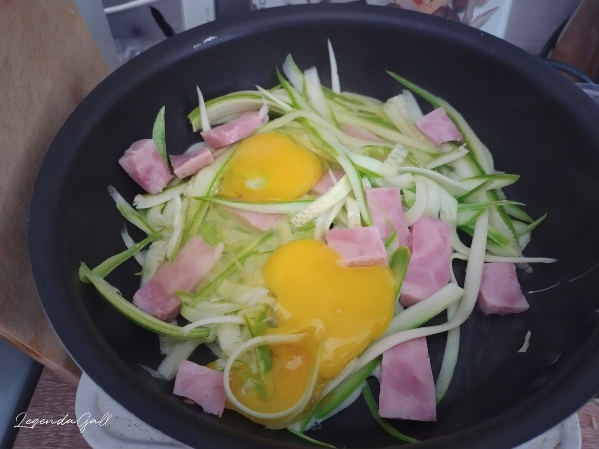 Разбила два яйца. Все на сухой сковороде готовлю.