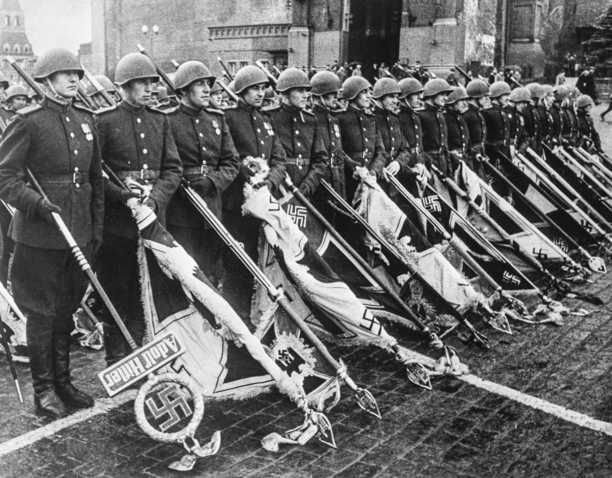 СССР. Москва. 24 июня 1945 г. Участники парада Победы в Великой Отечественной войне в 1945 году на Красной площади. Фото: Халдей Евгений/Фотохроника ТАСС  
https://www.rline.tv/news/2018-02-15-v-arkhangelske-sud-prigovoril-muzhchinu-prigovorili-za-foto-s-parada-pobedy-1945-goda-za-propagandu-/