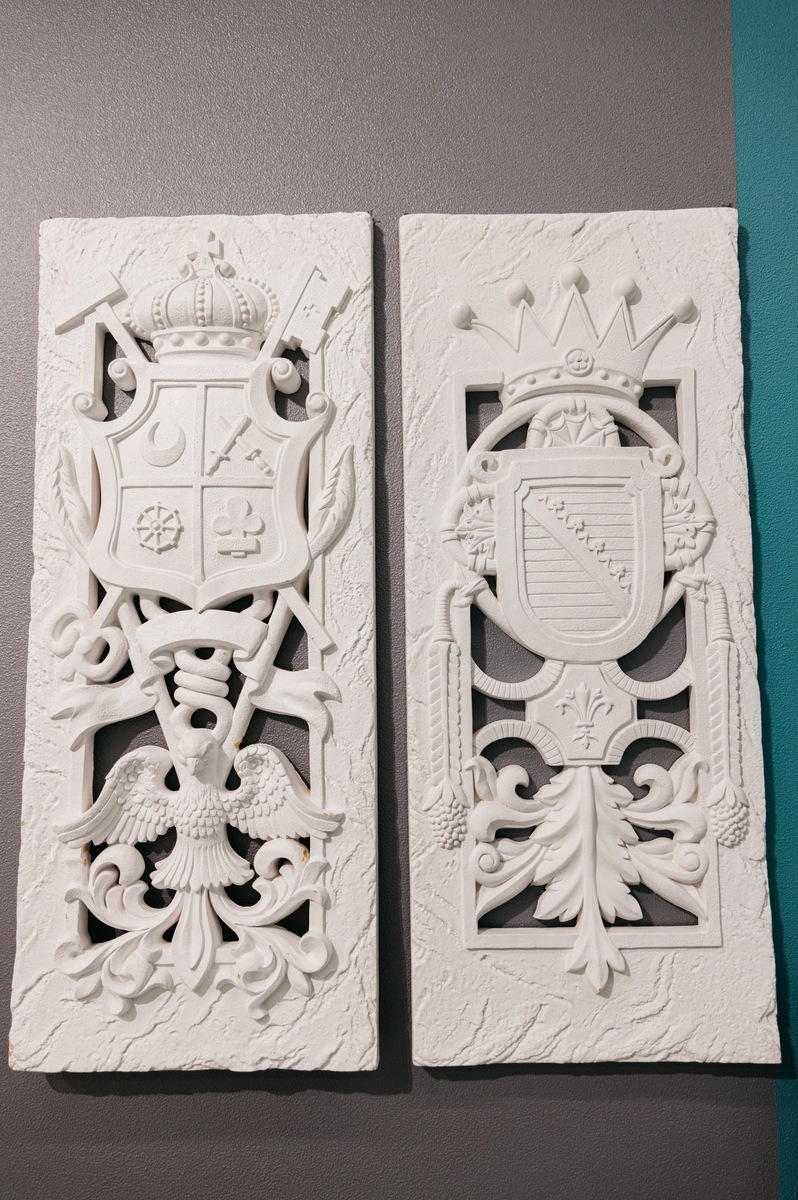 Эксклюзивный декор, например, семейный герб, будет отлично смотреться у вас дома. 