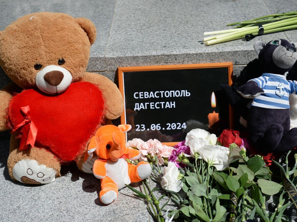    Стихийный мемориал в Комсомольском парке имени Марии Байды в Севастополе в день траура по погибшим в результате ракетной атаки ВСУ© РИА Новости / Константин Михальчевский