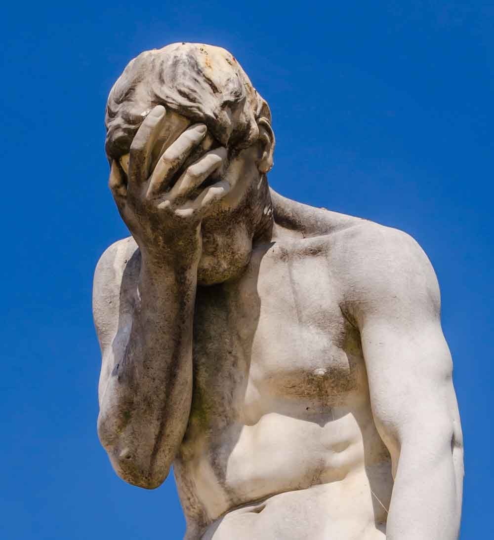 Рука тебе дана, чтоб закрывать лицо, когда не в силах видеть этот мир…