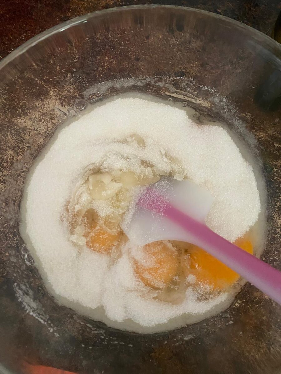 Добавляем сахар и перемешиваем.