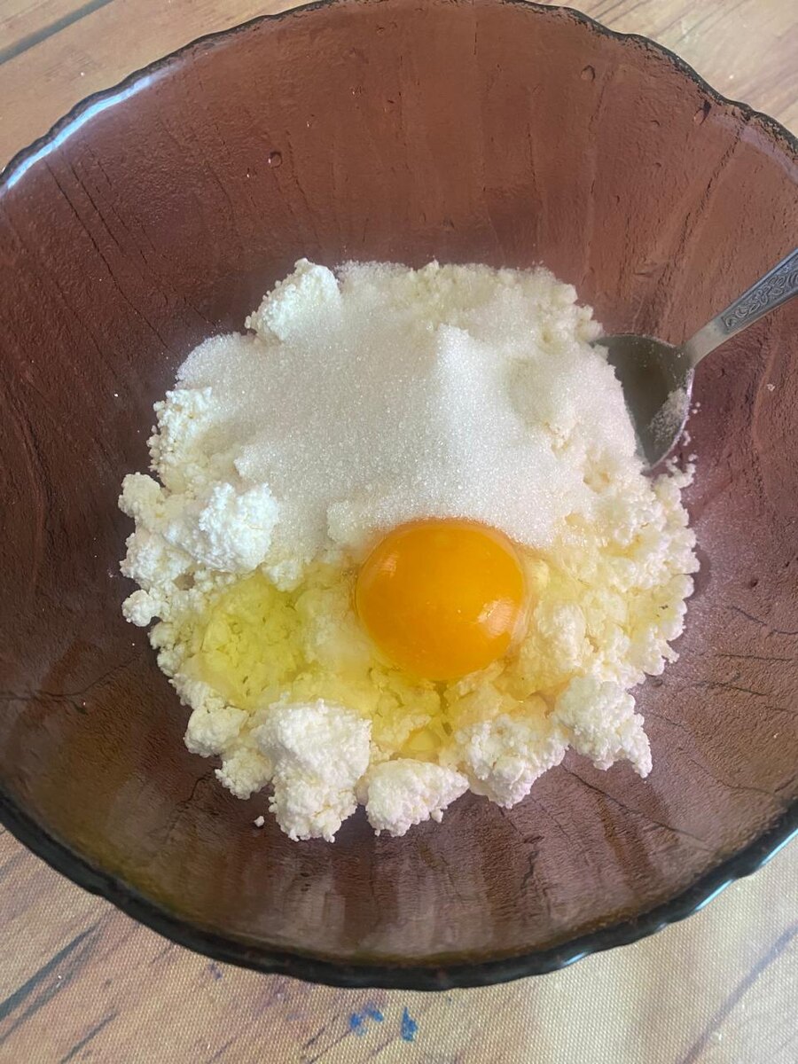 Добавляем все ингредиенты и замешиваем начинку.