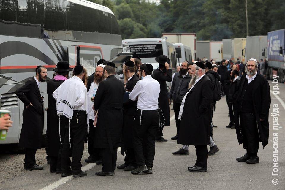 Фото: архив gp.by. Ортодоксальные иудеи в 2020 г. застряли на границе с Украиной, свой праздник Нового года они тогда остались отмечать в Беларуси. Президент Беларуси распорядился помочь паломникам всем необходимым.