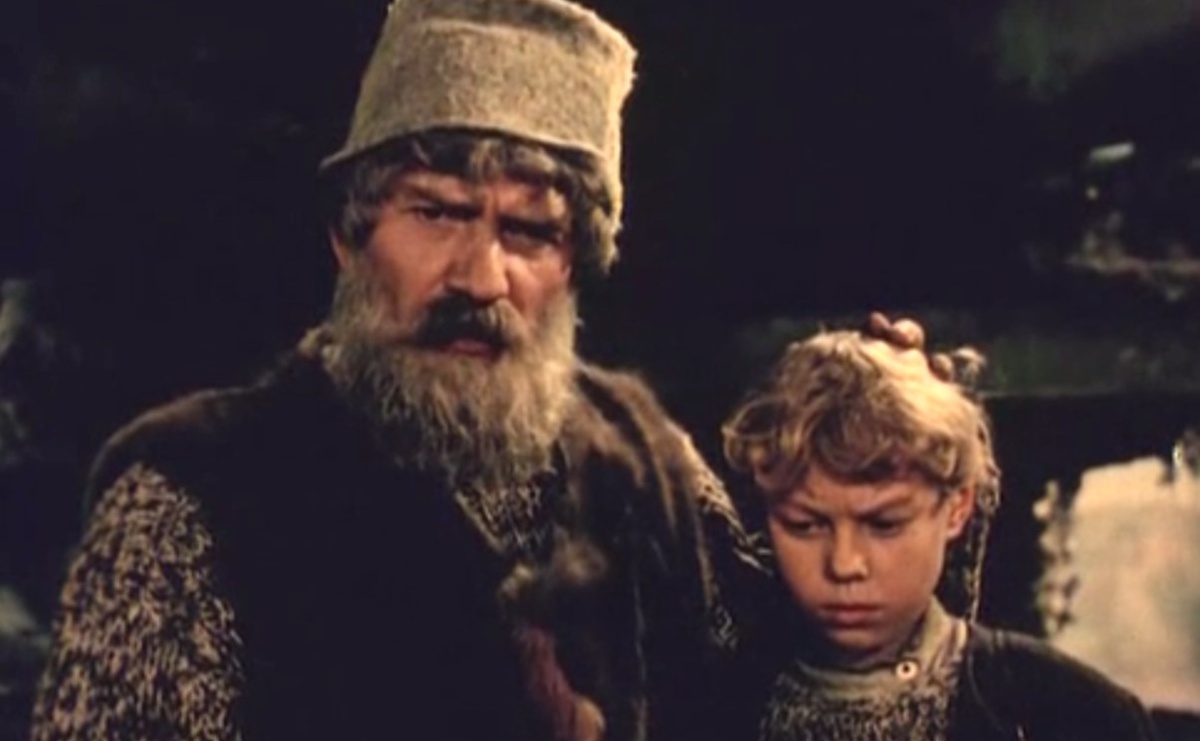 Кадр из фильма "Море студёное". Алексей Химков (Николай Крючков), Ваня Химков (Валентин Грачёв).