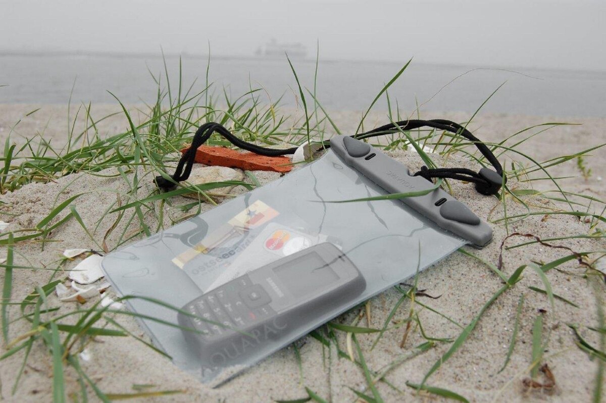 Лето в разгаре! Время пикников на пляже, сплавов, рыбалок и других активностей у воды. Чтобы ваш смартфон случайно не промок, не забудьте захватить с собой водонепроницаемый чехол.-2